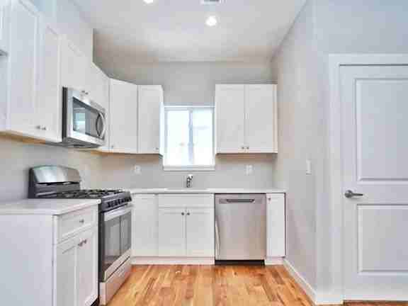 385 Targee St #FL2 - Photo 3 of 9