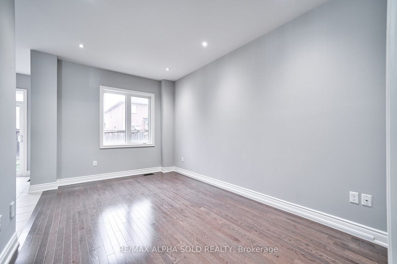 1229 McCron Crescent #Main - Photo 2 of 6