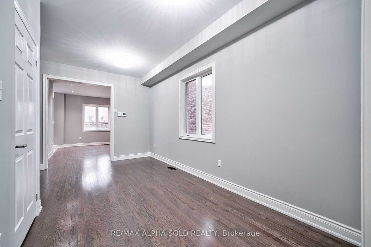 1229 McCron Crescent #Main - Photo 3 of 6