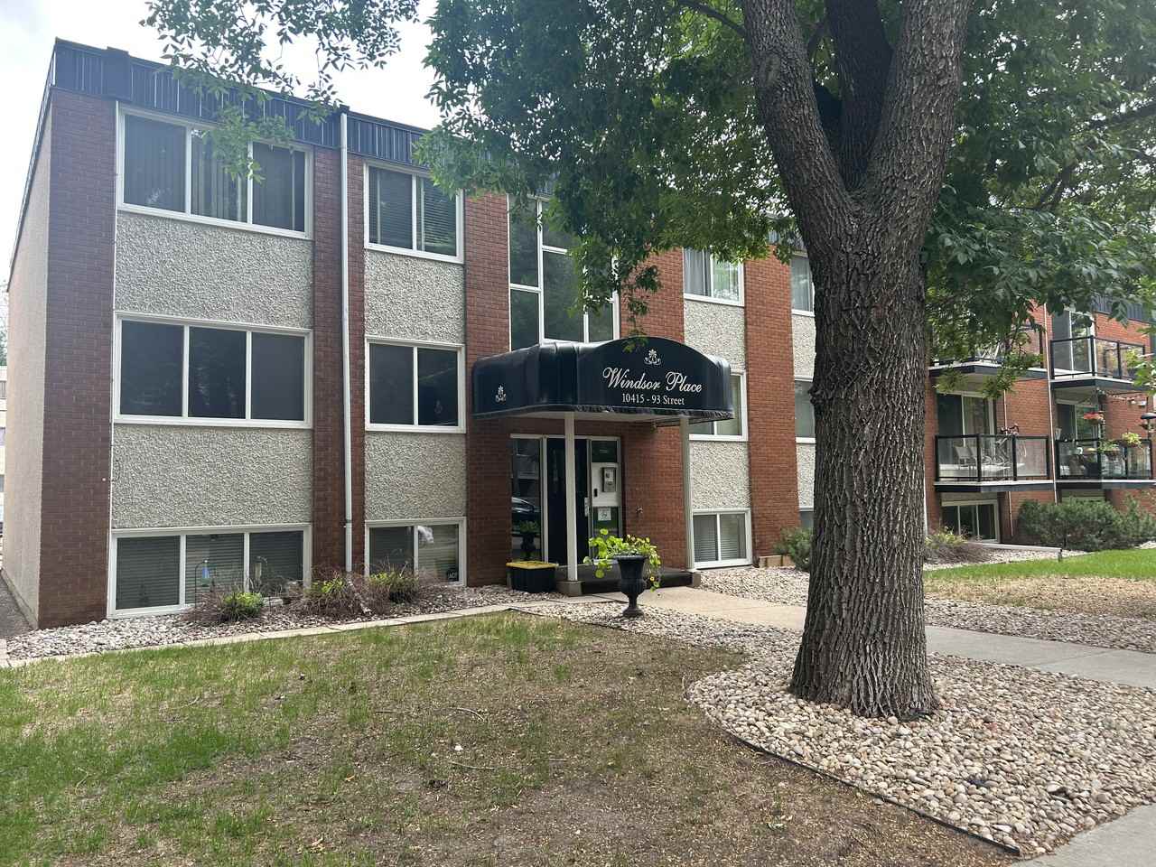 Cozy 2 bed 1 bath apartment*Heat & Water Included*Downtown*Parking stall* Apartments 10415 93