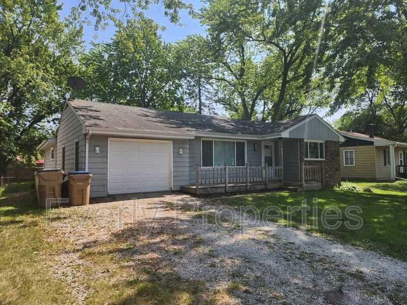 917 111th St - Photo 3 of 30