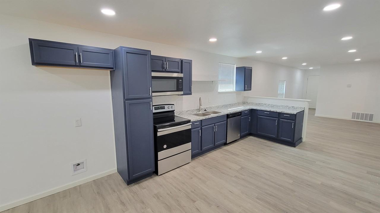 301 Robbins St #1 - Photo 4 of 17