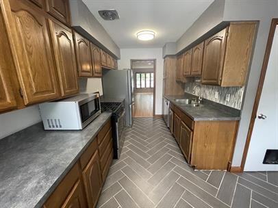 2028 Montreal Ave - Photo 3 of 16