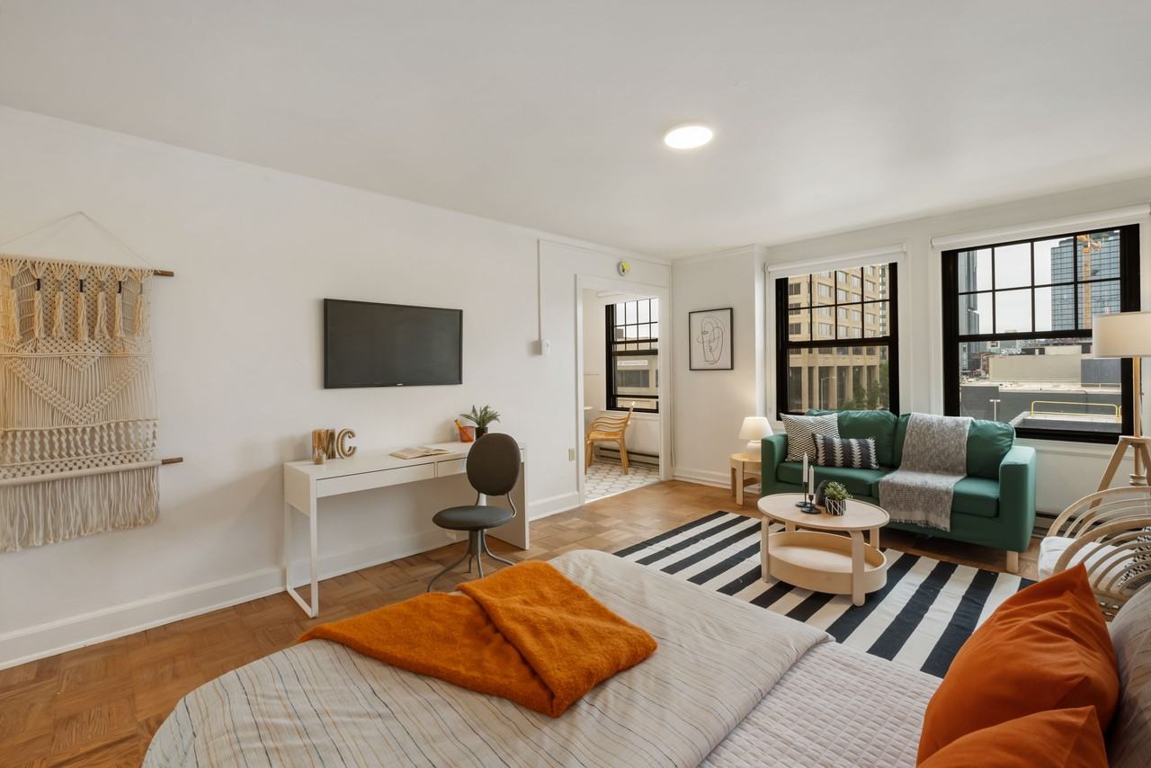 z-103125-University Manor - Photo 2 of 33