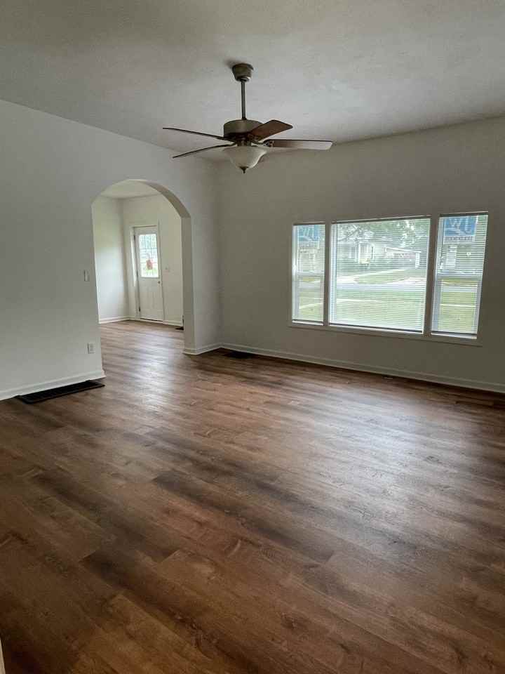 201 E Coffren St - Photo 3 of 16