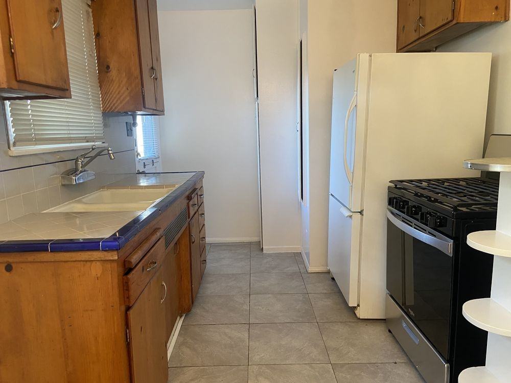 150 N Beachwood Dr Apt B - Photo 3 of 25