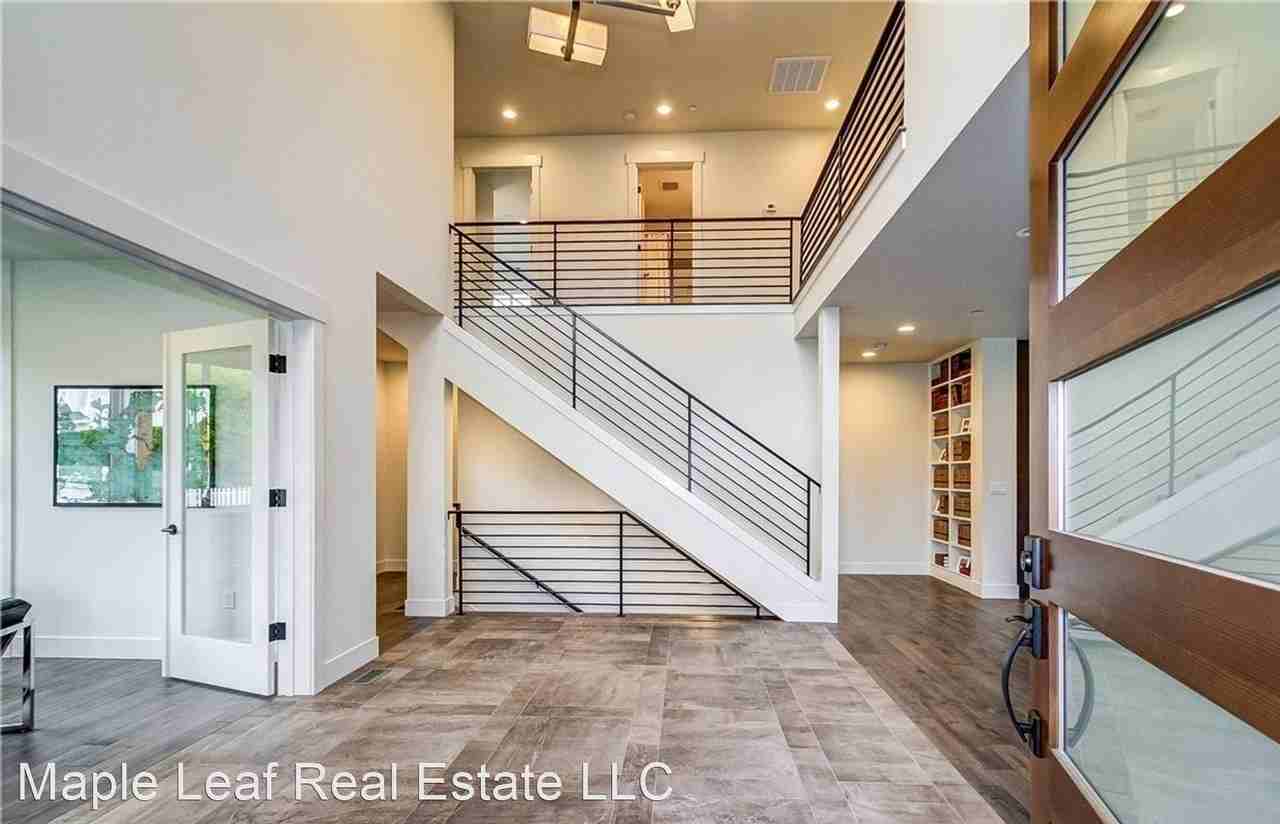 902 5th St - Photo 3 of 24