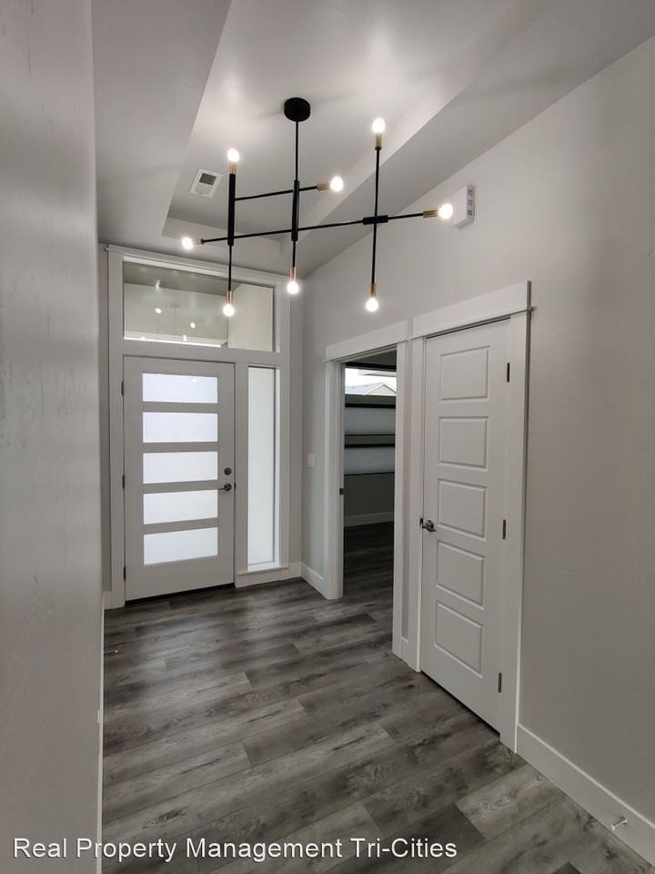 854 Waylon Dr - Photo 3 of 32