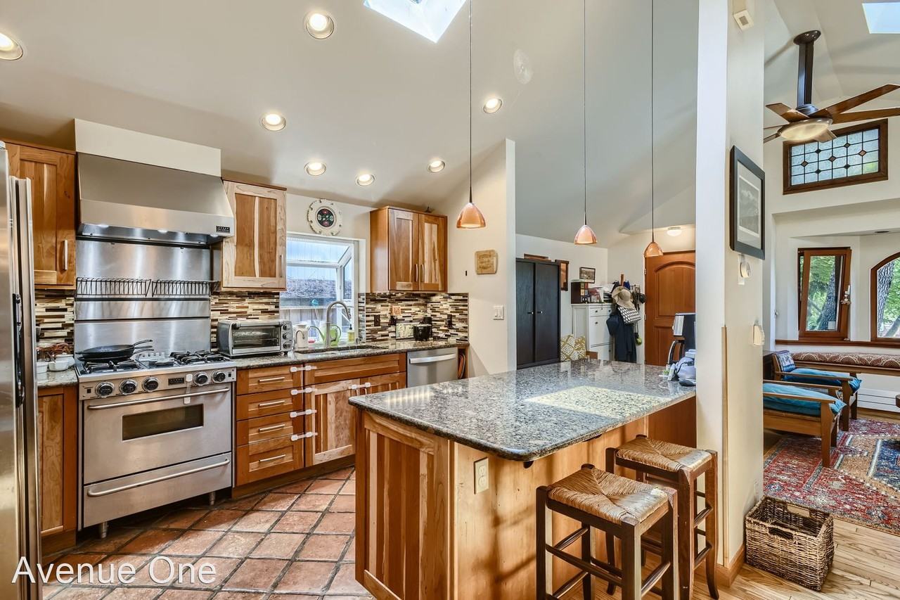 1614 32nd Ave - Photo 2 of 28