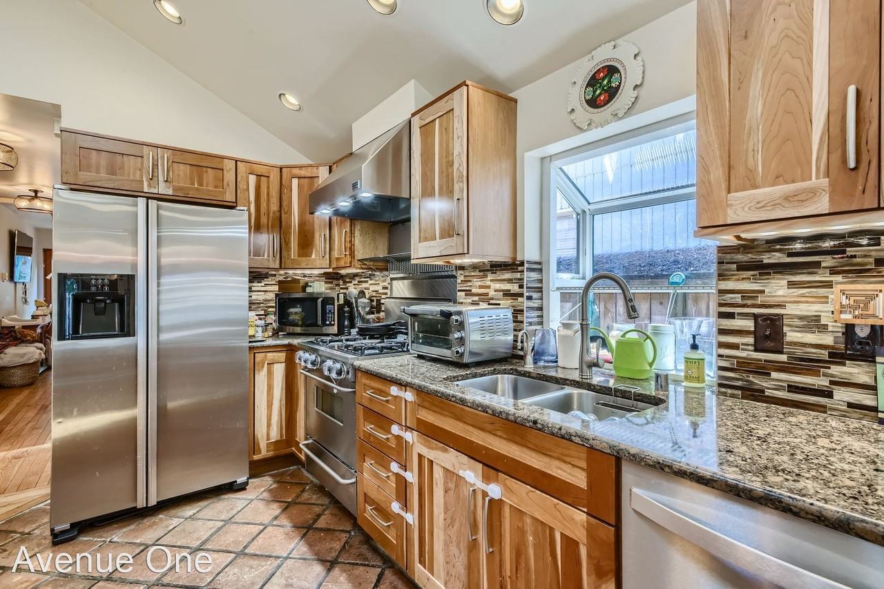 1614 32nd Ave - Photo 3 of 28