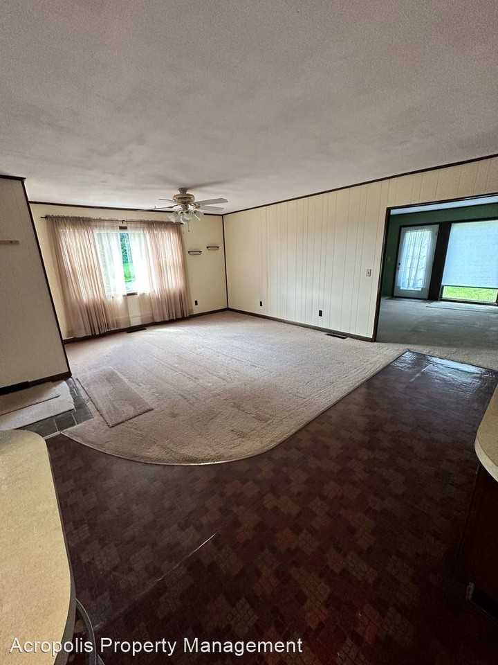 2302 W Genesee Rd - Photo 3 of 10