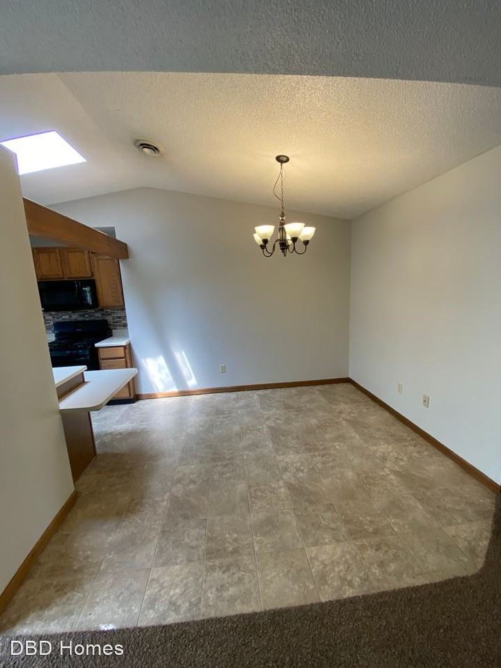 1417 Lakehurst Dr - Photo 2 of 8