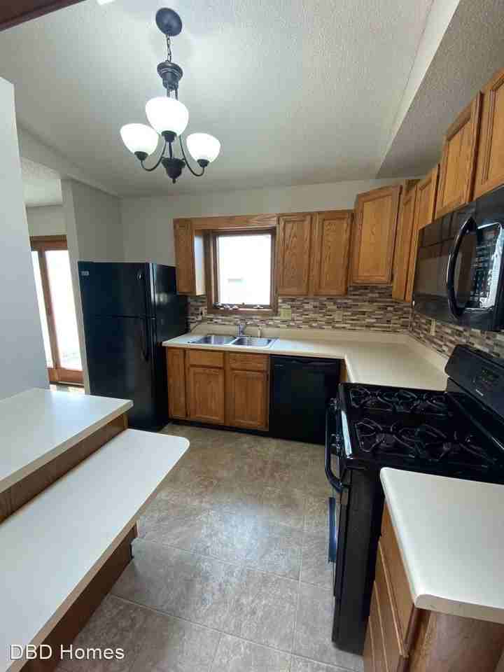 1417 Lakehurst Dr - Photo 3 of 8