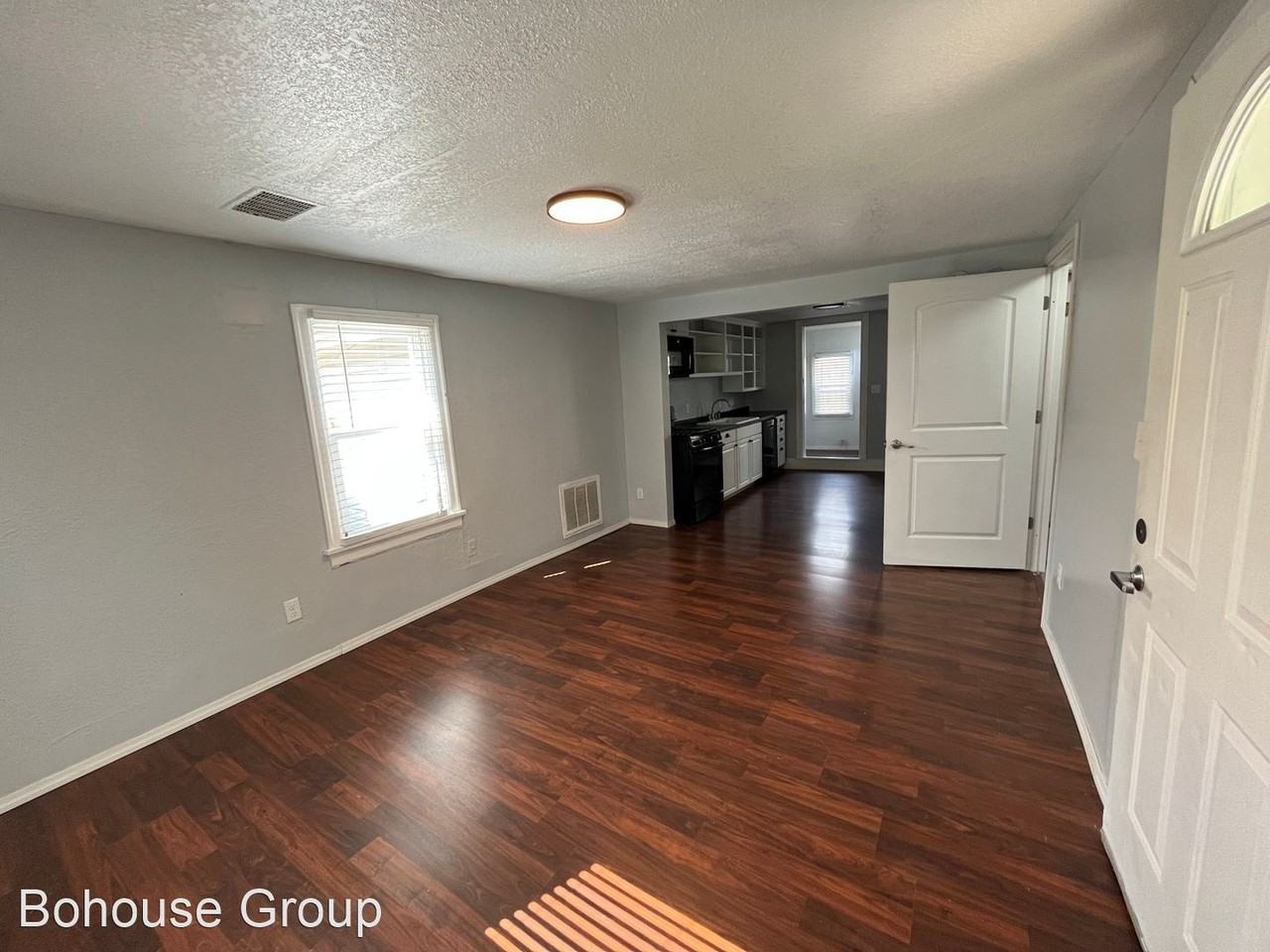 7503 Bradbury Ave - Photo 3 of 14