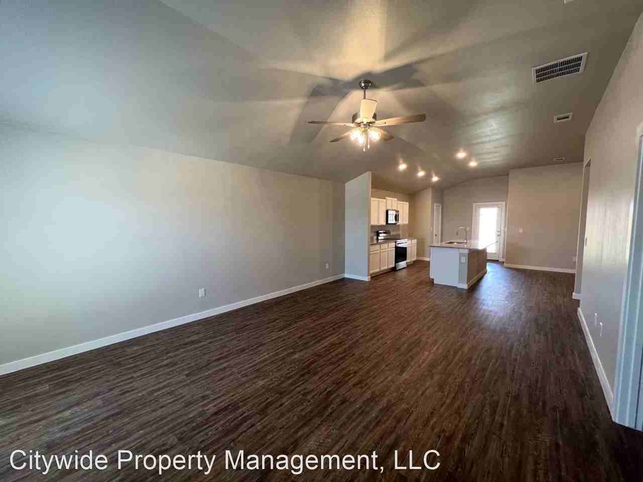 412 E 31st St - Photo 3 of 43