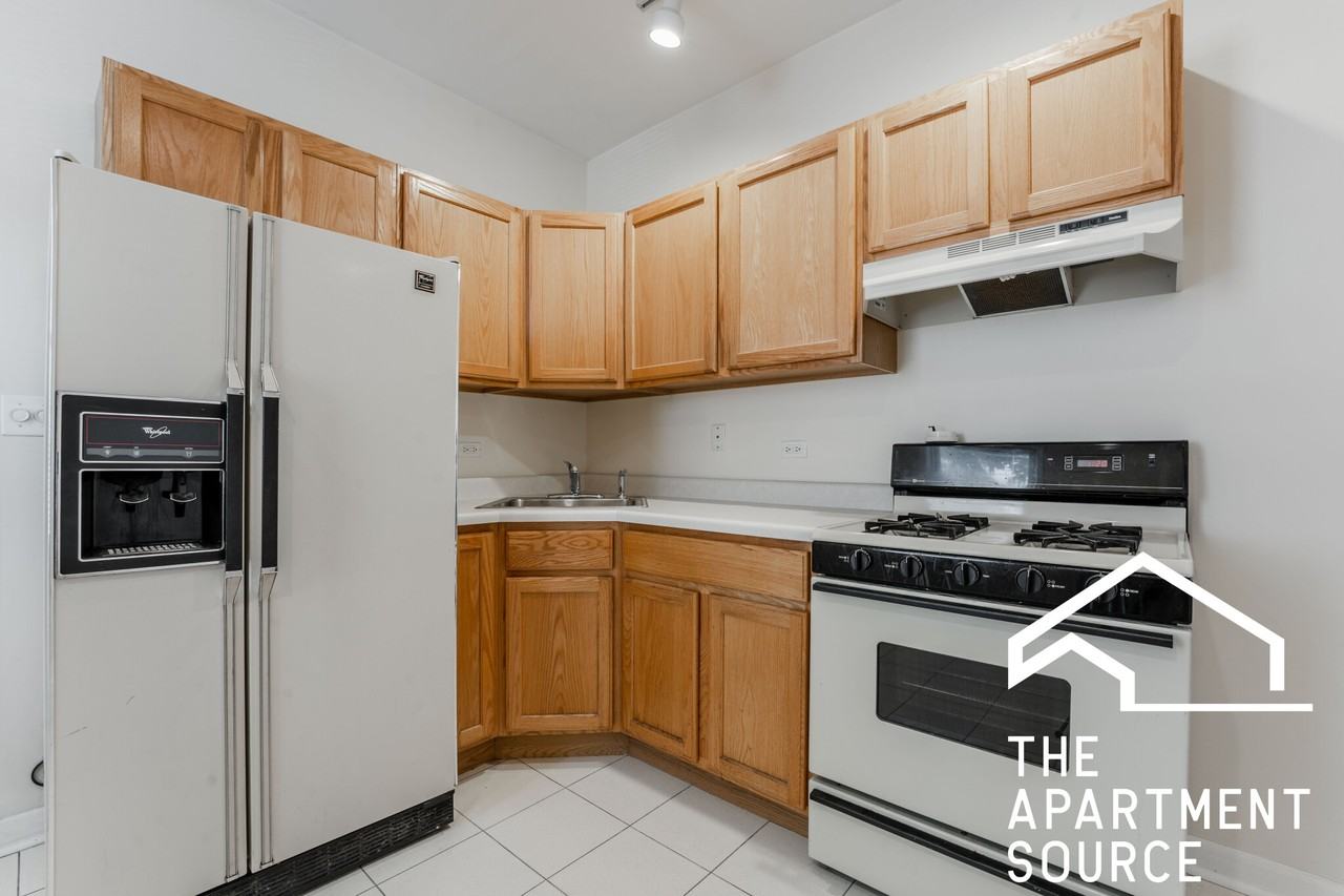 2424 N Greenview Ave #1F - Photo 2 of 14