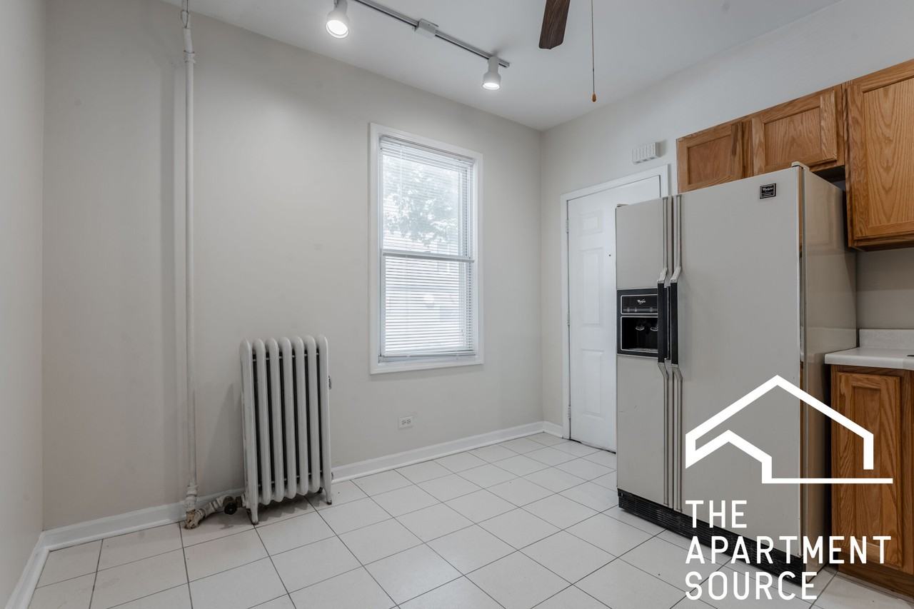 2424 N Greenview Ave #1F - Photo 3 of 14