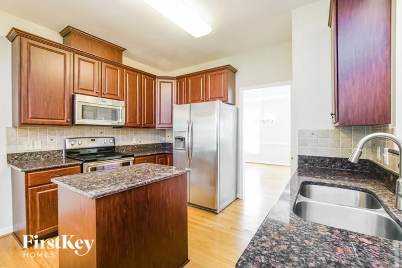 300 Riverwood Dr - Photo 3 of 12