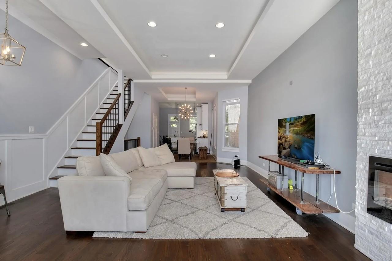 3804 S Indiana Ave - Photo 2 of 15