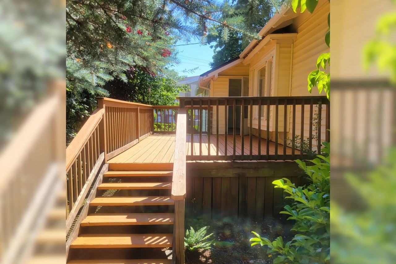 553 Nw Saint Helens Ave - Photo 3 of 6