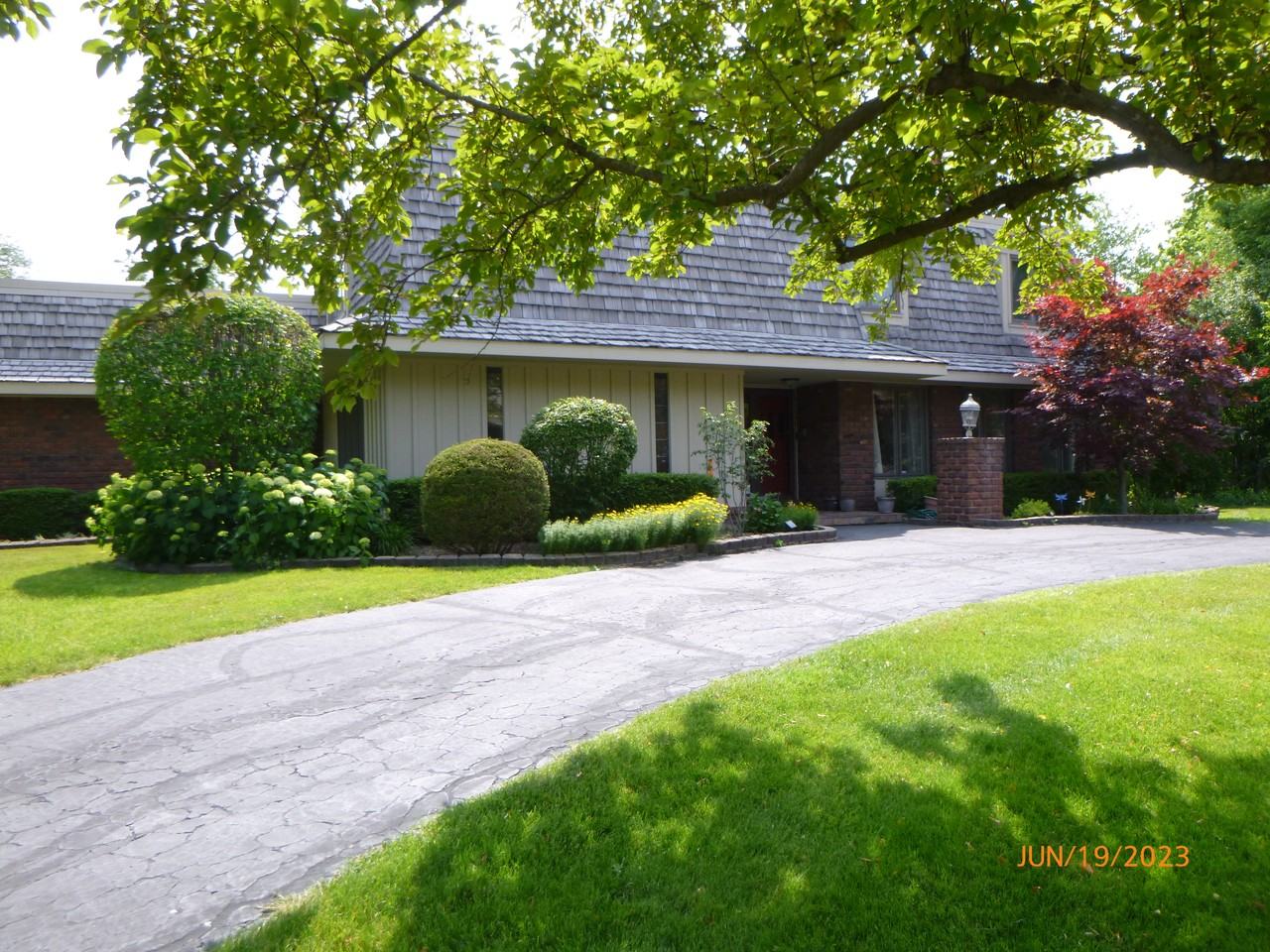 9 Hampton Dr - Photo 3 of 29