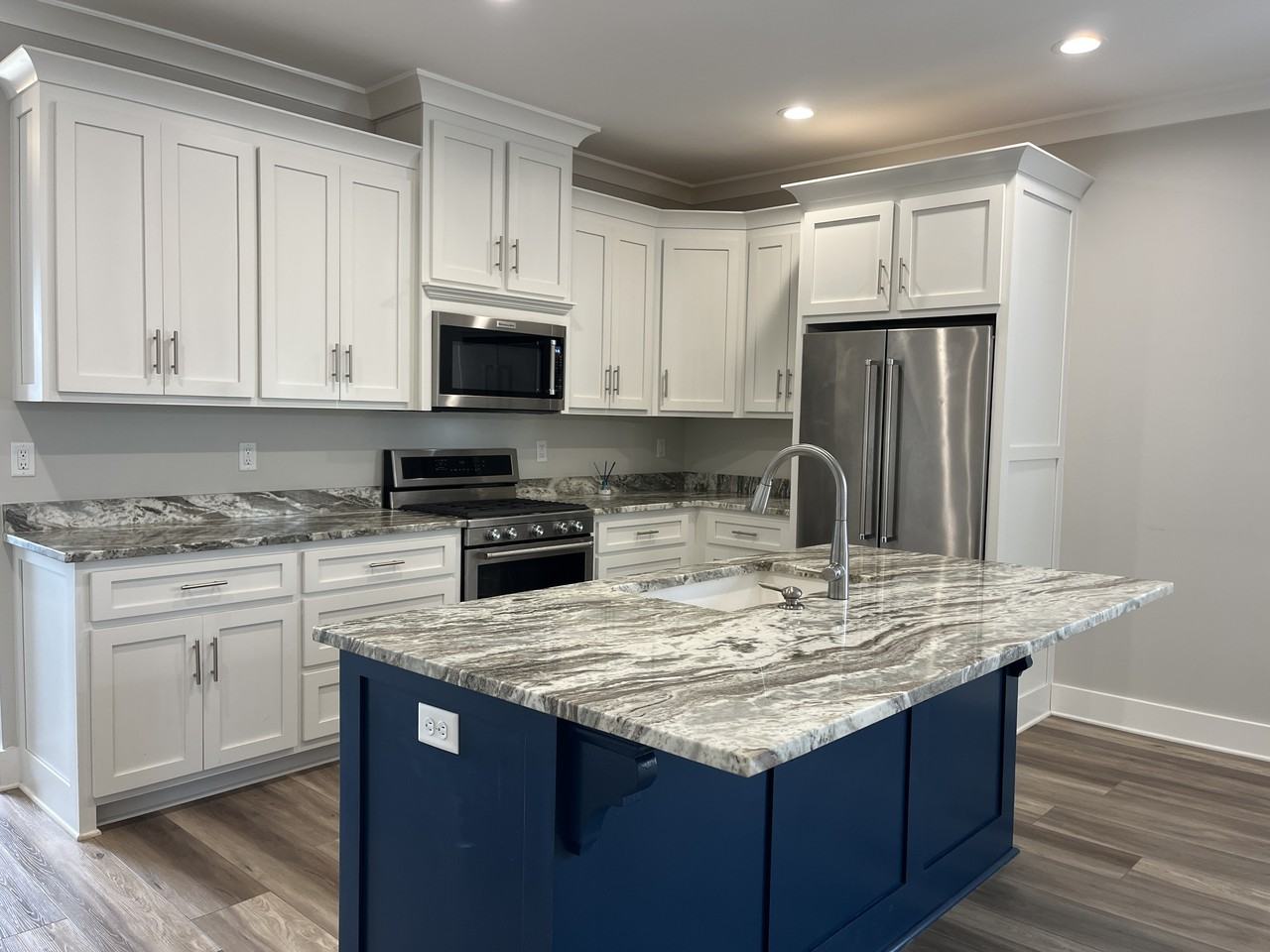 27423 Yorkshire Dr - Photo 2 of 11