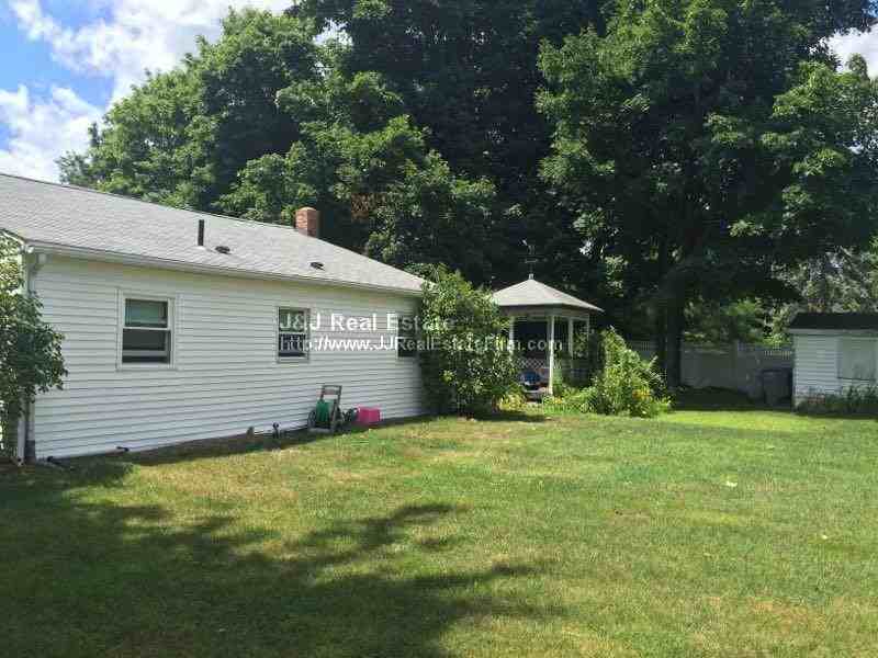 320 Pleasant St - Photo 3 of 6