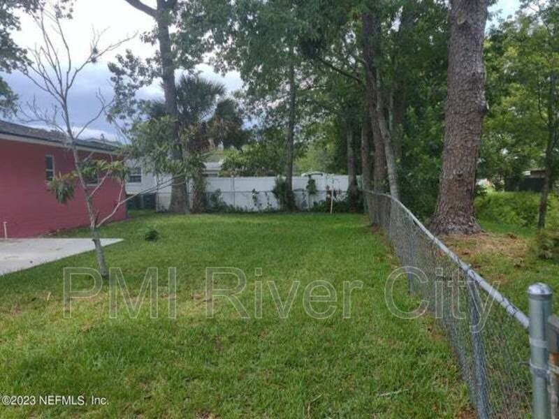 7819 Lisa Drive East - Photo 4 of 15