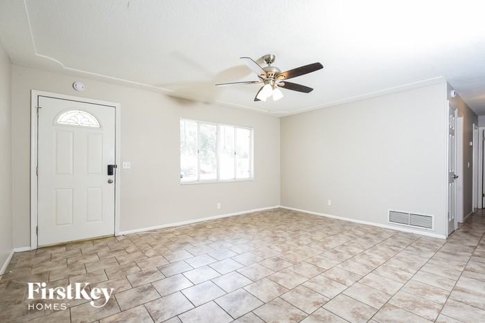 2813 Kenyon Ave - Photo 3 of 16