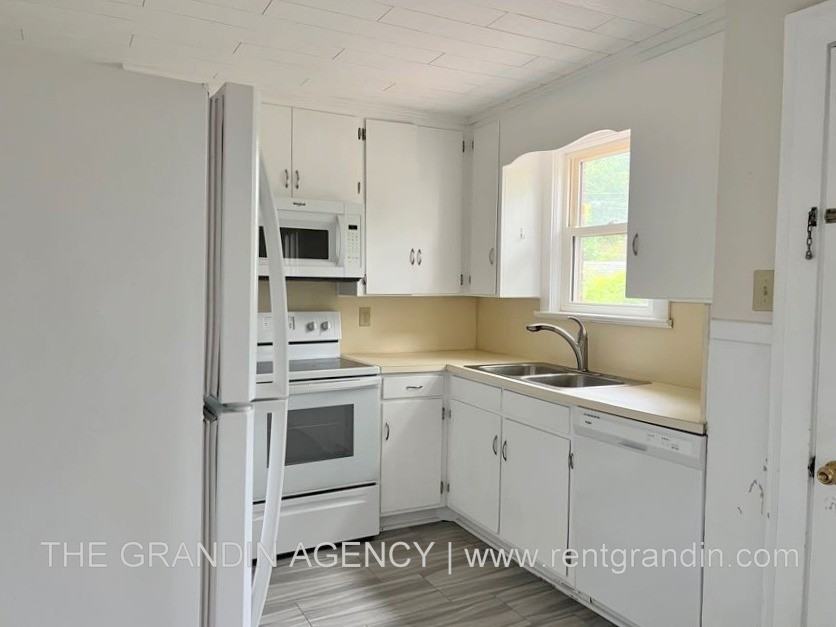 1668 Brandon Ave Sw #1 - Photo 7 of 14