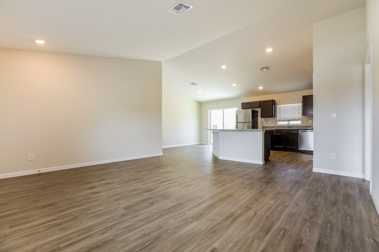 10394 Carnegie Avenue - Photo 2 of 16