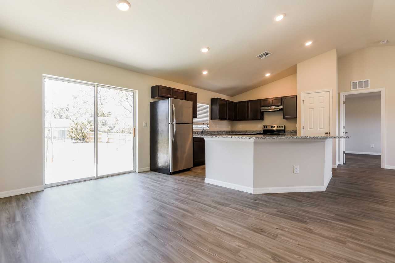 10394 Carnegie Avenue - Photo 5 of 16