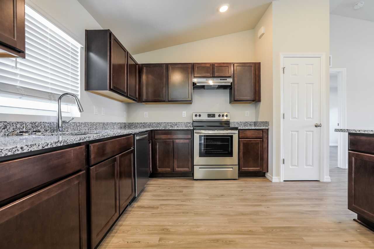 10394 Carnegie Avenue - Photo 6 of 16