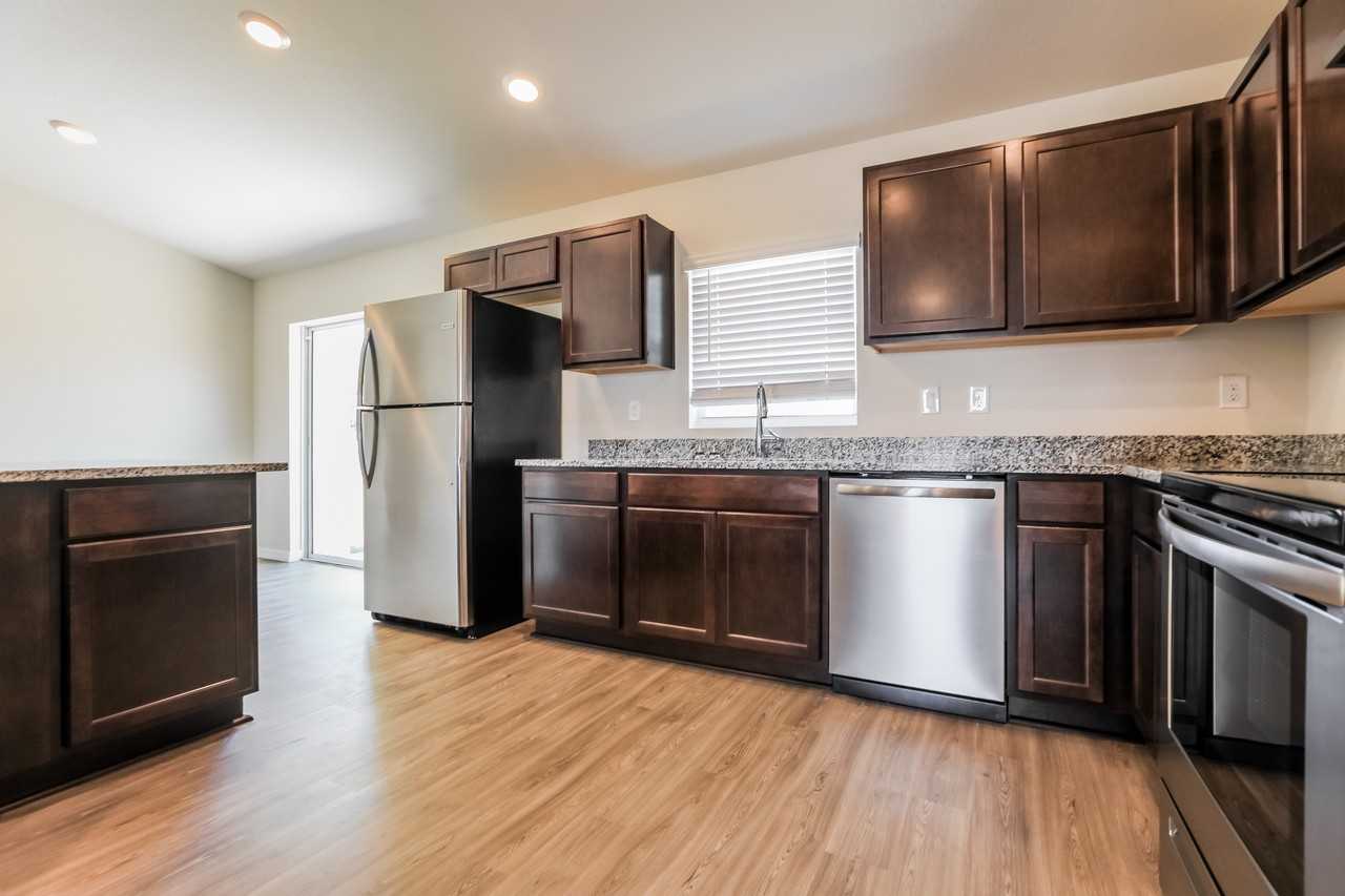 10394 Carnegie Avenue - Photo 7 of 16