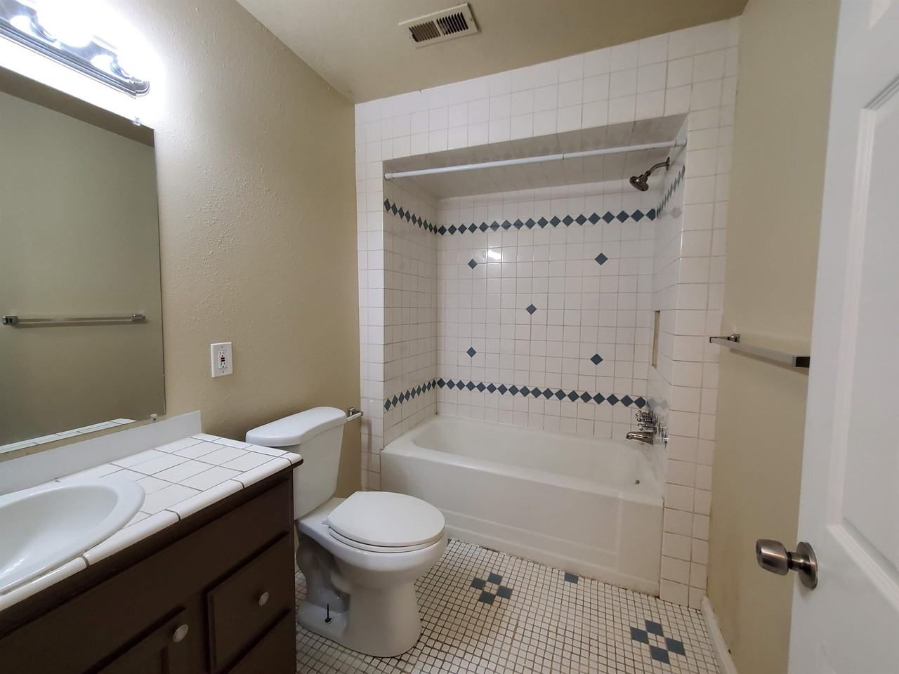 66 W Oakland Ave #A - Photo 5 of 16