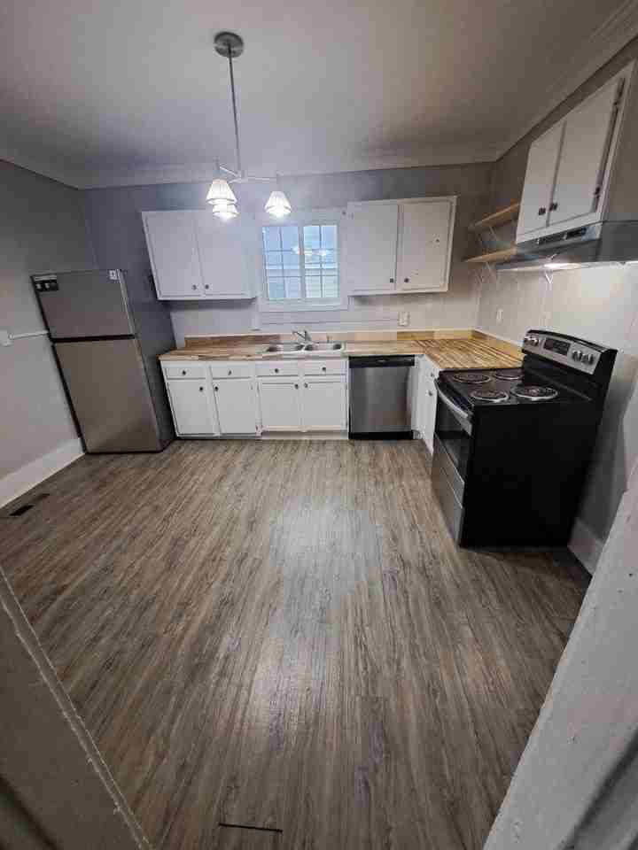 412 N Hawthorne St #1 - Photo 3 of 15