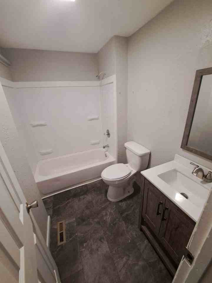412 N Hawthorne St #1 - Photo 5 of 15