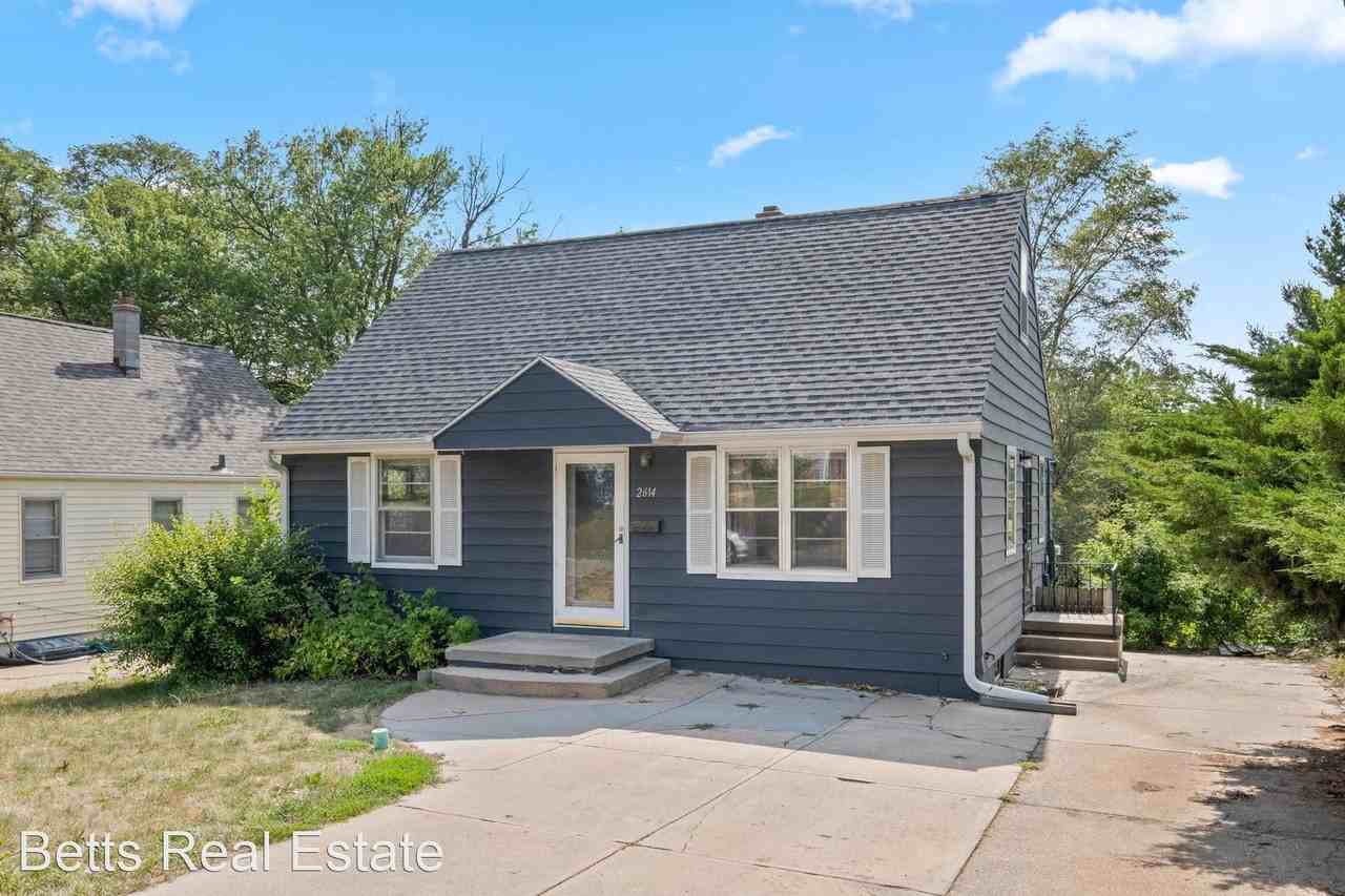 2614 N 70th Ave - Photo 2 of 20