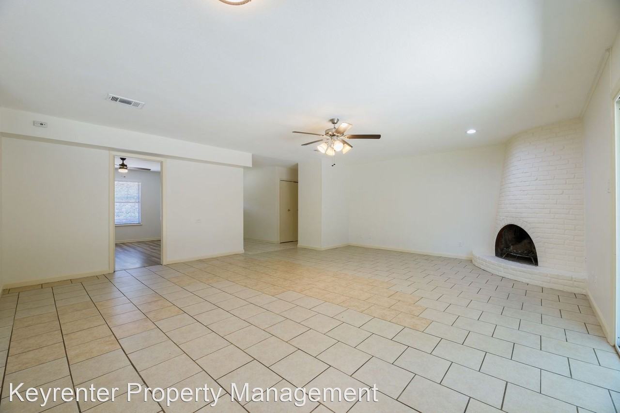7111 Geneva Cir - Photo 3 of 46