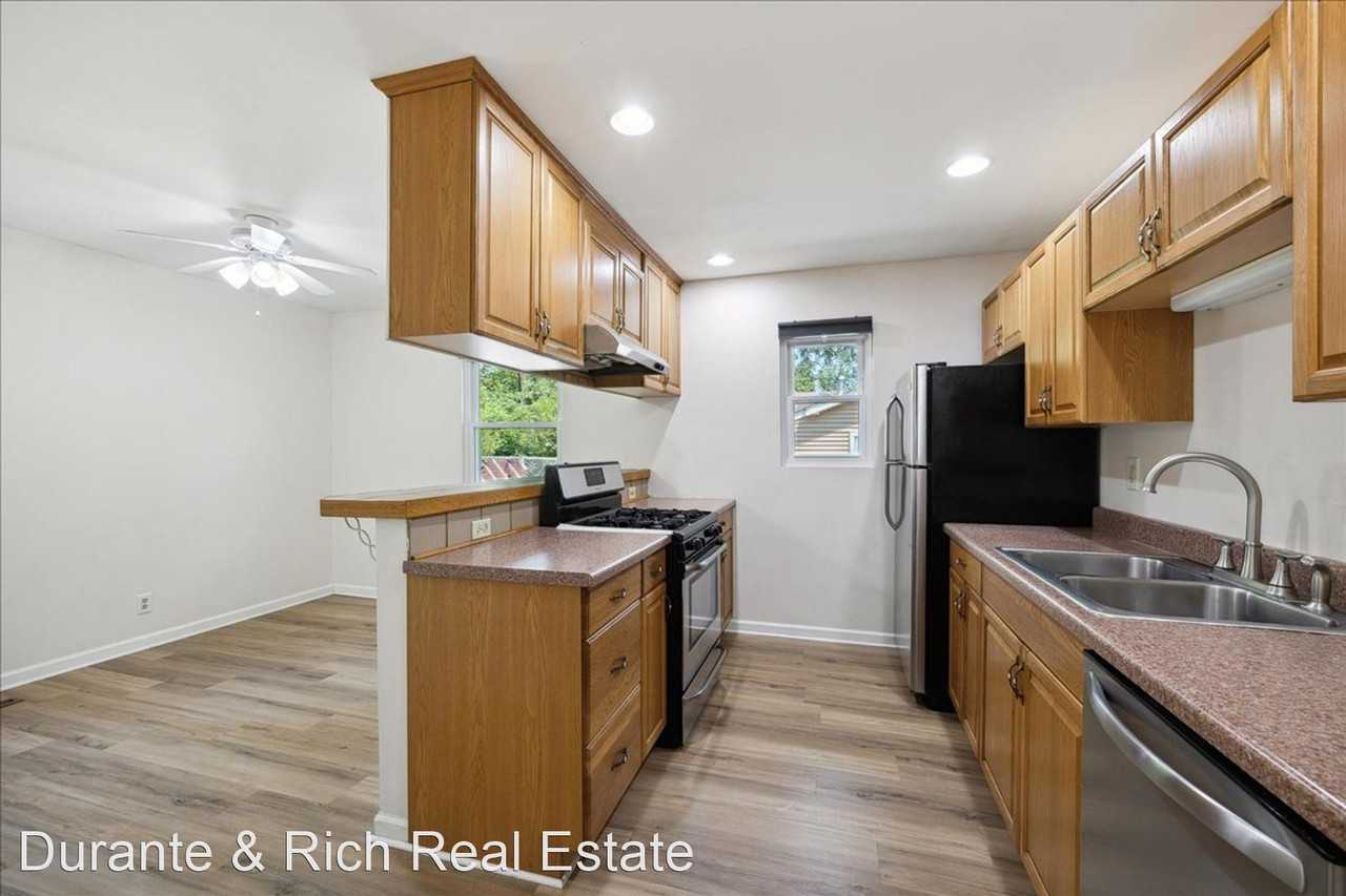 154 Austin Ave - Photo 3 of 11