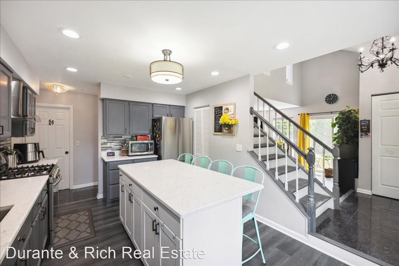 202 Bent Creek Ct - Photo 2 of 15