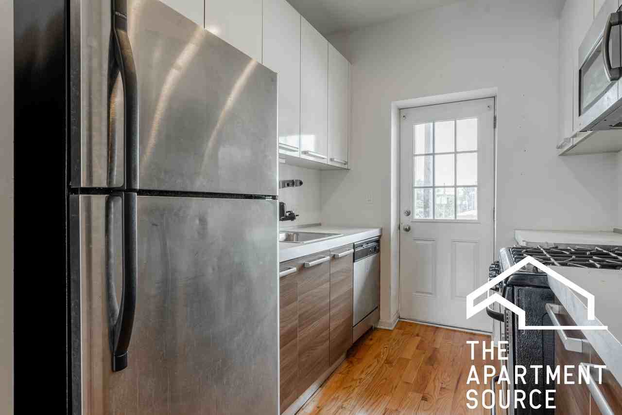 1212 W Foster Ave #3B - Photo 3 of 9