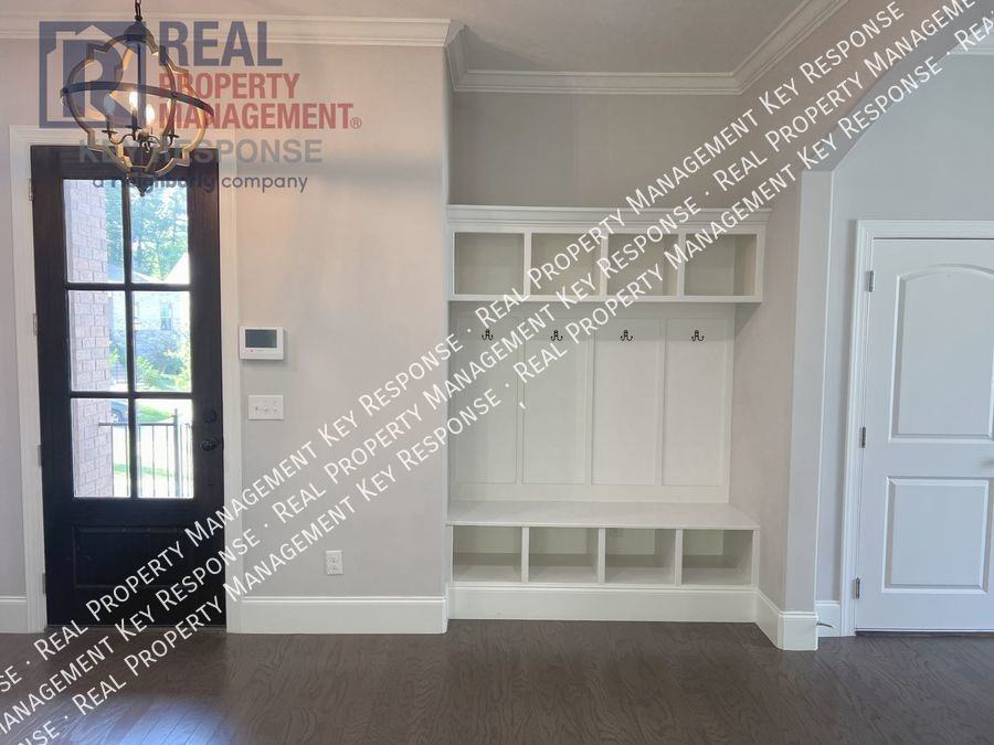 1449 Scarcroft Ln - Photo 3 of 27