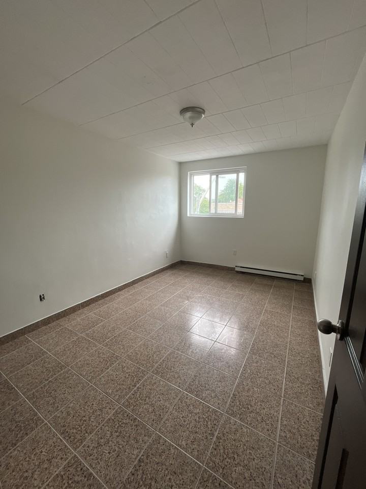 1264 Wyandotte St E - Photo 5 of 6