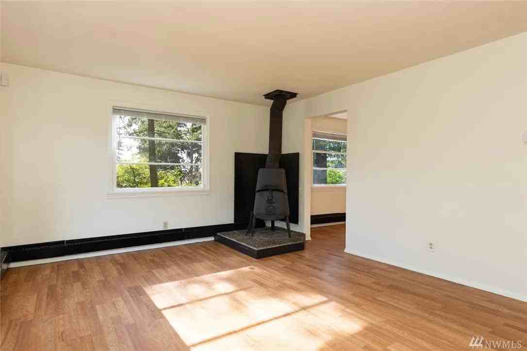 15657 Ambaum Blvd Sw #NA - Photo 2 of 13