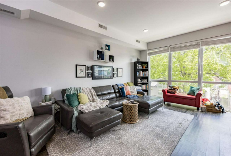 527 S Dubuque St - Photo 5 of 26