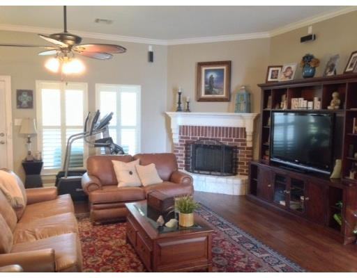 2433 Newark Cir - Photo 2 of 16