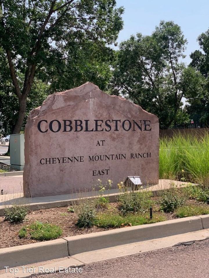 108 Cobblestone Dr - Photo 2 of 17