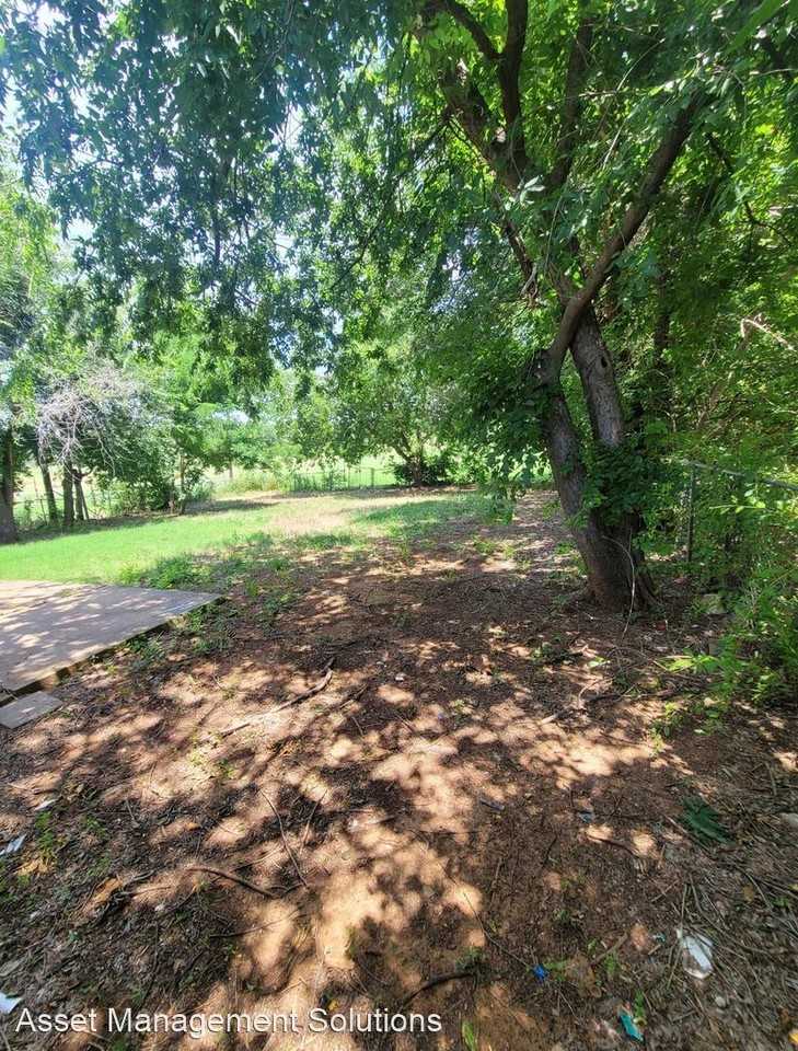 10016 N University Ave - Photo 2 of 11