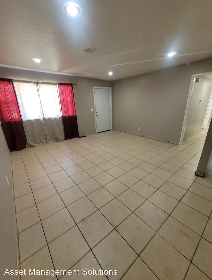 10016 N University Ave - Photo 3 of 11